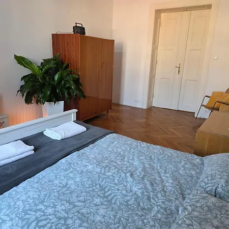 In Centre Πανσιόν Μαριμπόρ